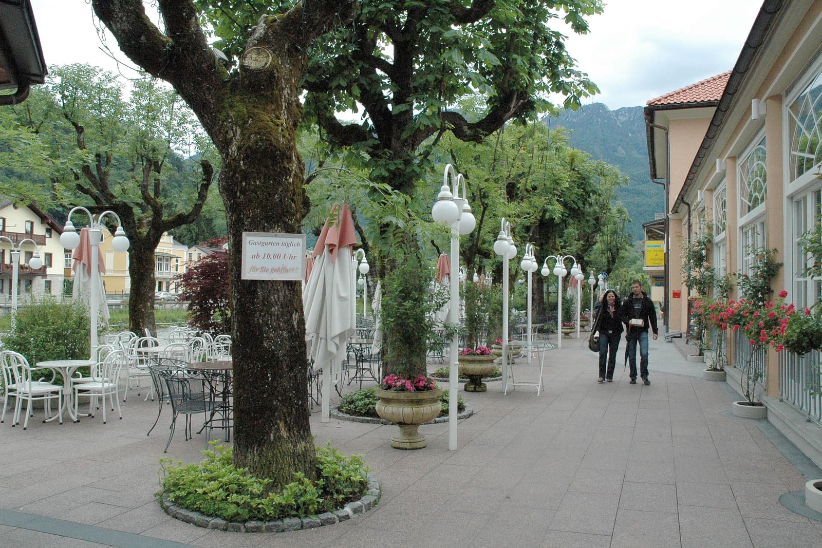 De Esplanade in Bad Ischl: een brede wandelpromenade met platanen en terrassen.