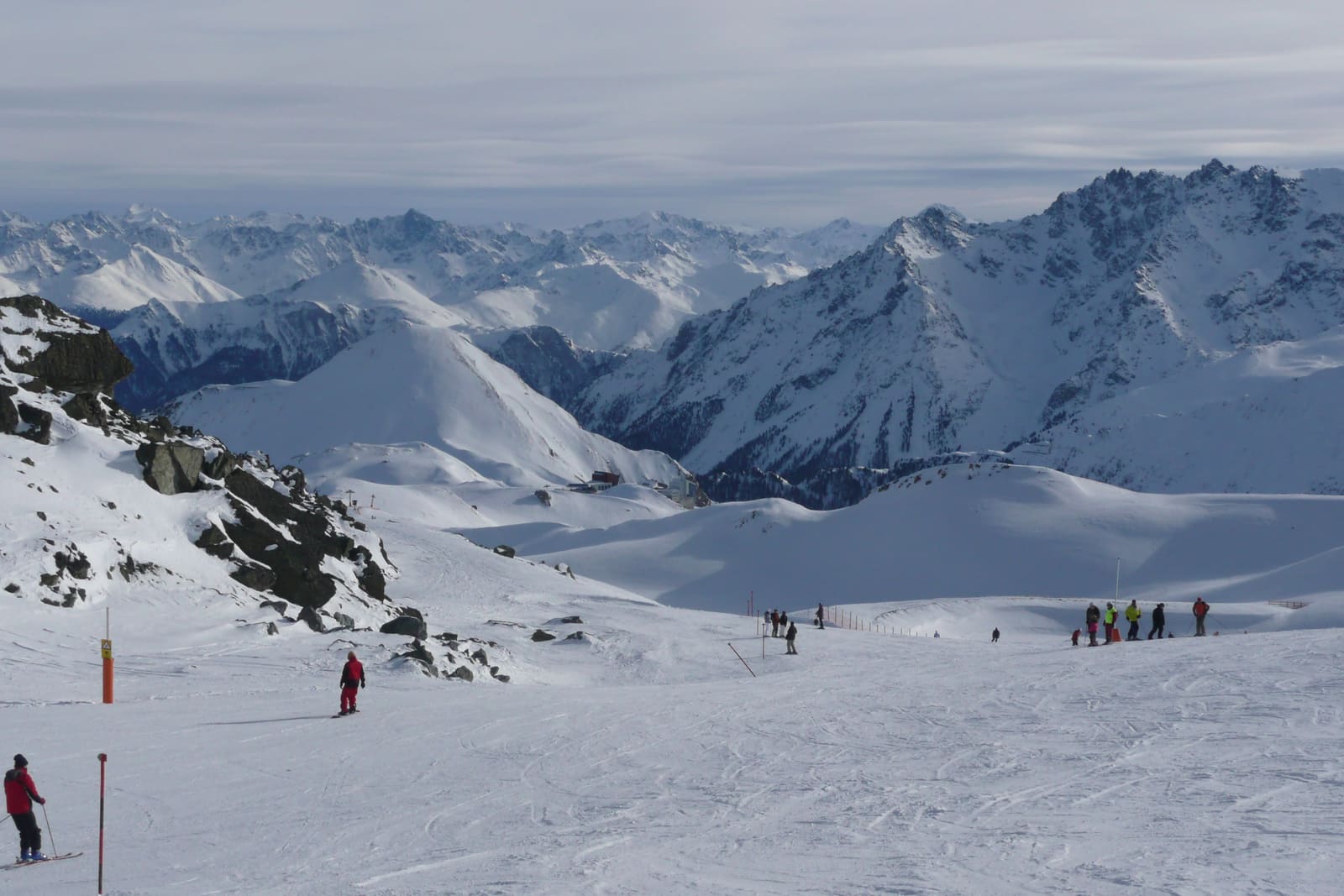 Het skigebied van Ischgl in de richting van Zwitserland, met brede pistes en bergen tot aan de horizon.
