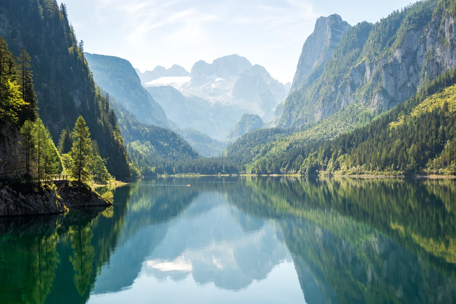 De Vorderer Gosausee met de Dachstein erachter, weerspiegeld in het vlakke water.