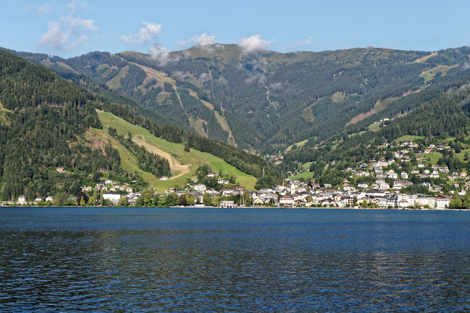 De Zeller See met Zell am See aan de oever en de hellingen van de Schmittenhöhe erachter.